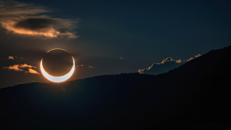 Foto eclipse solar total en el cielo nocturno mostrando la luna oscureciendo el sol con un brillo brillante