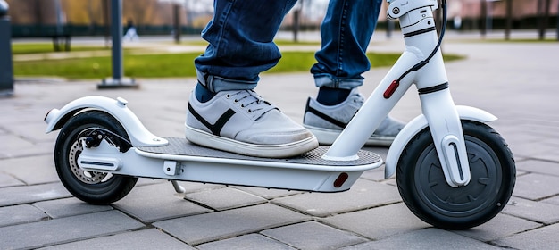 Eco-amigable e scooter primer plano persona conduciendo en la calle de la ciudad urbana en un brillante día de verano