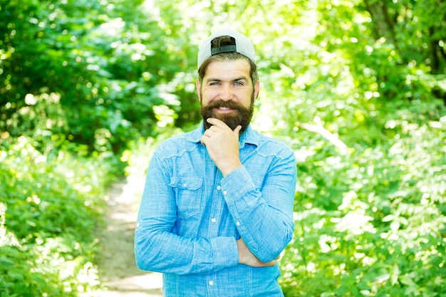 Eco ativista Homem barbudo bonitão na floresta ensolarada Unidos com o meio ambiente Vá verde pense fresco Dia da Terra Proteja o movimento ecológico da natureza Conceito de estilo de vida ecológico Explore a natureza Salve o meio ambiente