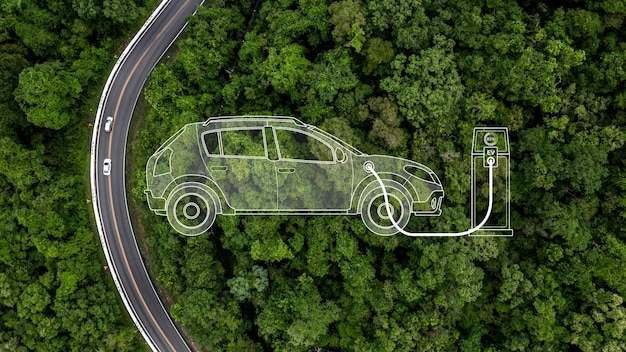 Eco-Auto auf Forststraße mit Erdplaneten, der durch den Wald geht Ökosystem Ökologie gesunde Umwelt Autoreise Öko-Auto mit Natur Elektroauto und Erde EV elektrische Energie für die Umwelt