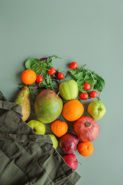 Eco bag com produtos na cor de fundo