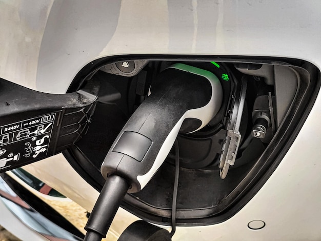 Eco carro elétrico carregando energia da bateria