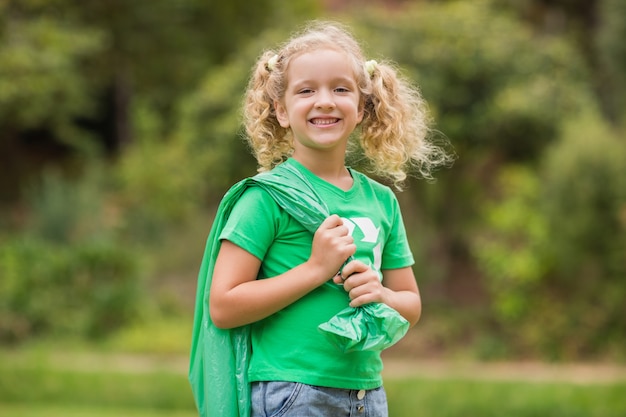 Eco menina amigável sorrindo para a câmera