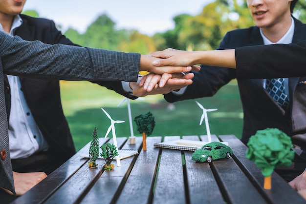 Foto eco negocios unirse mano a mano como trabajo en equipo y unidad gyre