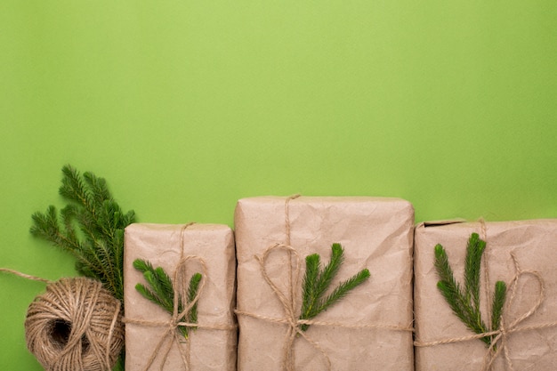 Foto eco presentes com plantas verdes em papel ofício em uma superfície verde