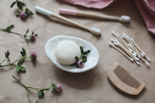 Eco Spa freundliche Produkte handgemachte Naturseife Holzzahnbürsten Wattestäbchen und Haarbürste auf Cr...