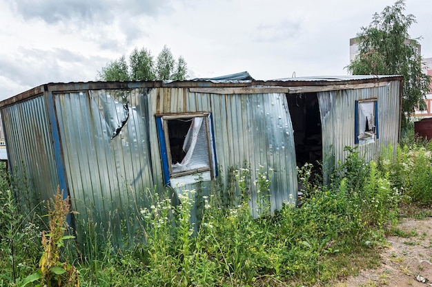 Ecologia A cabine de construção quebrada abandonada estava coberta de grama