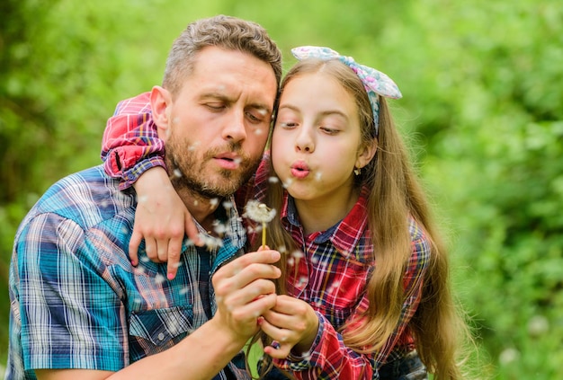 Ecología Feliz día de la familia niña y hombre feliz papá tierra día primavera pueblo país familia verano granja hija y padre amor diente de león flor Nuevas flores nuevo concepto de vida