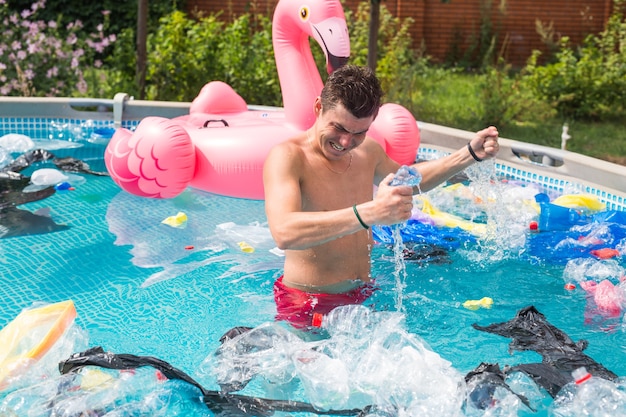 Ecologia, lixo plástico, emergência ambiental e poluição da água - homem chocado em uma piscina suja.