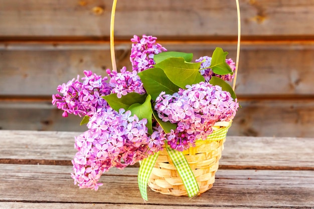 Ecología naturaleza primavera concepto ramo de flores hermoso olor violeta violeta lila en florero en ...