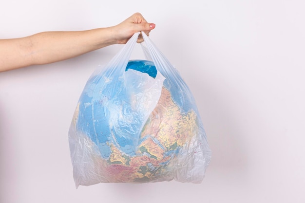 Foto la ecología del planeta está en tus manos en manos de un hombre globo en una bolsa