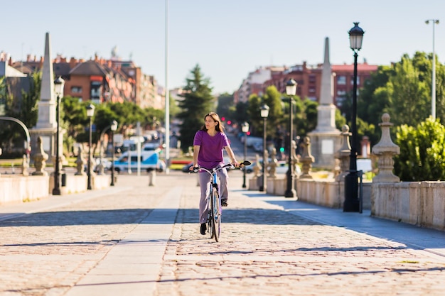 Ecológico ambiente sustentável bicicleta estilo de vida pessoas ativas uruguaio latina feminino