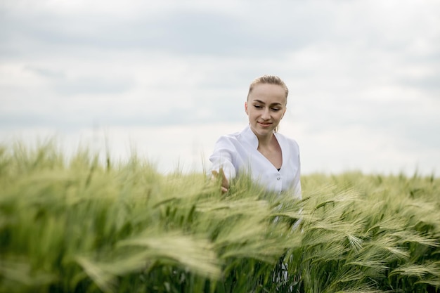 Ecologista con bata blanca y gafas examinando plantas