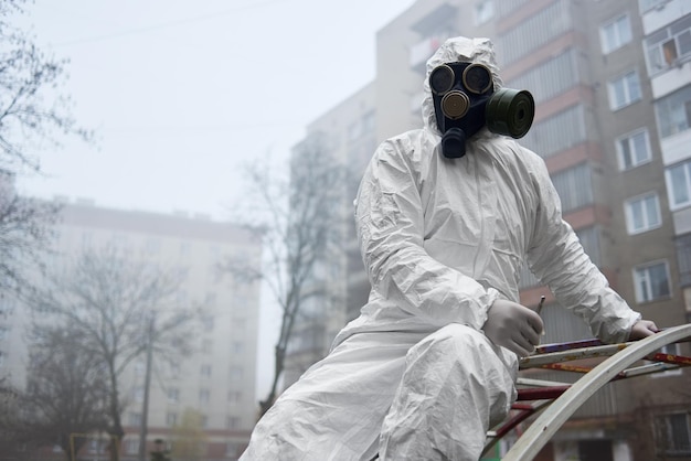 Ecologista explorando problemas ambientais na rua