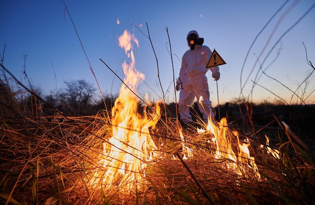 Foto ecólogo bombeiro a trabalhar no campo com incêndios florestais