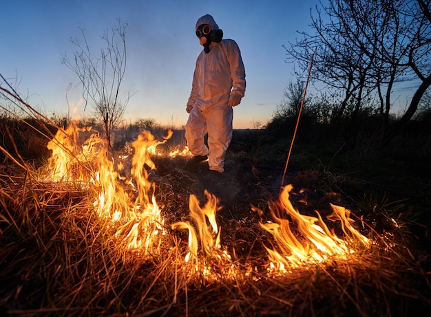 Foto ecólogo bombero trabajando en el campo con incendios forestales