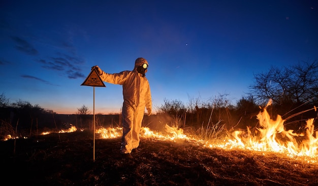 Ecólogo bombero trabajando en el campo con incendios forestales