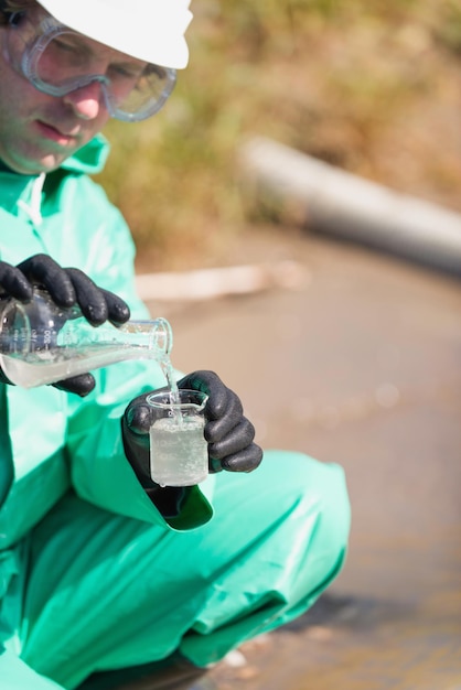 Ecólogo examinando el agua