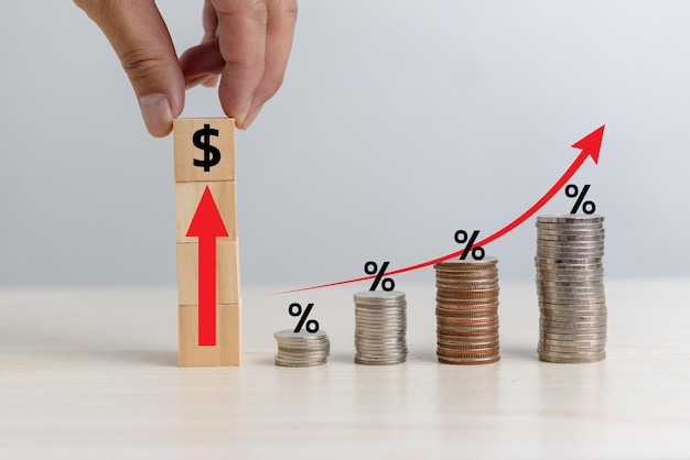 Economia de investimentos em finanças empresariais inflação de moedas e seta vermelha com porcentagem de cubo de madeira na mesa