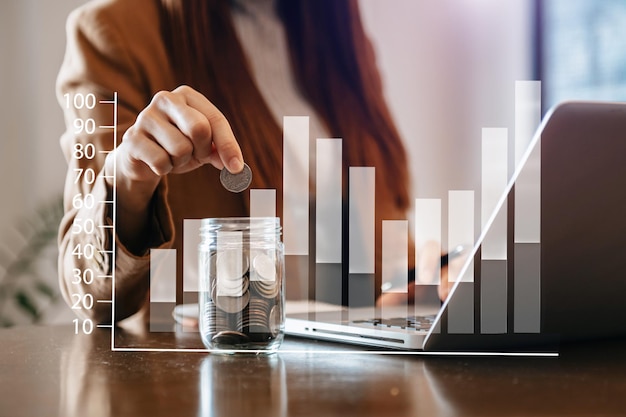 Economizando dinheiro com a mão colocando moedas no jarro de vidro e calculadora para calcular o conceito de orçamento finanças e contabilidade xAxA