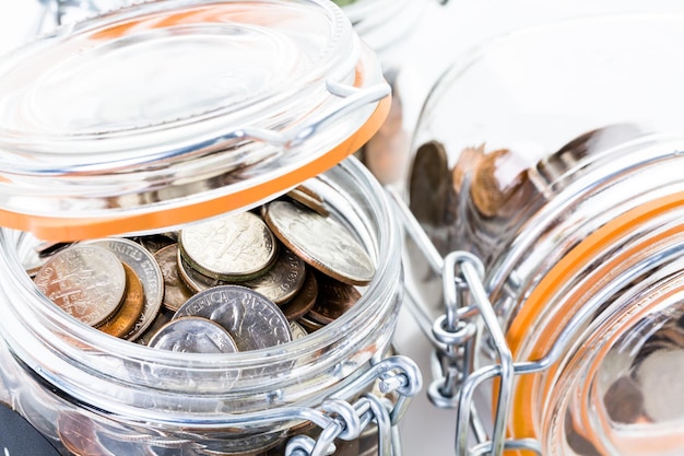 Economizando dinheiro em uma jarra de vidro para investimentos futuros.