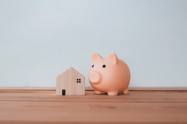 Economizando dinheiro para comprar uma casa e um imóvel, conceito de economia