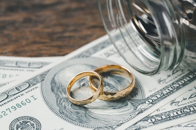 Economize dinheiro e planeje o conceito de casamento Objetivo financeiro sustentável para a vida familiar ou vida de casado Anéis com pilha de moedas economizando dinheiro para casar retrata economia ou crescimento para nova família