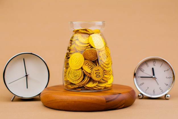 Economize ouro em uma jarra de vidro com tempo precioso Imóveis e objetos de valor Moedas de ouro Mercado mundial de ouro Estoques de ouro Investir em ouro