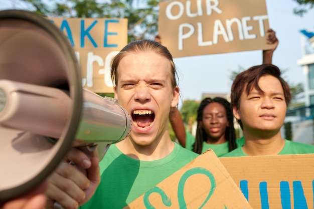 Foto ecovoluntario gritando en el altavoz