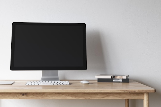 Foto ecrã de computador em branco em uma mesa de madeira