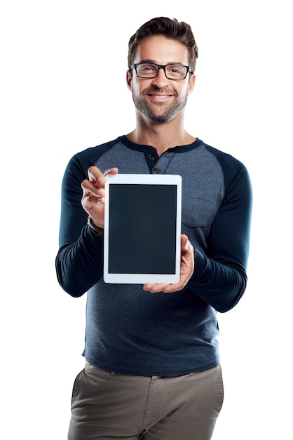 ecrã de tablet e retrato de homem em estúdio para site feliz promo ux design ou espaço on-line apresentação de sorriso e desenvolvedor com aplicativo digital para pesquisa de conexão ou oferta em fundo branco