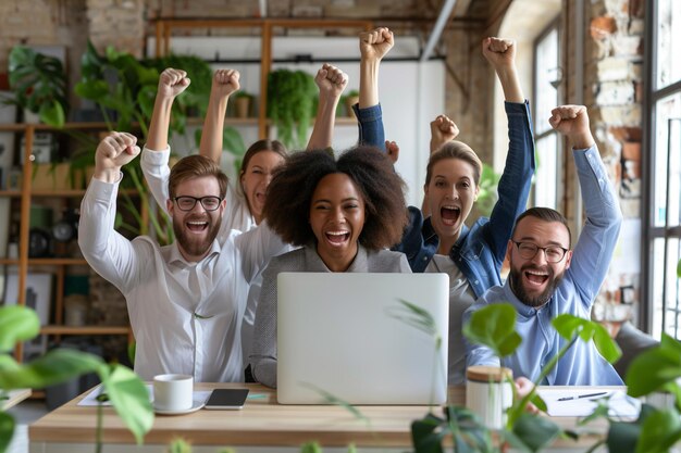 Ecstatic Diverse Team celebra el éxito en la oficina con IA generada