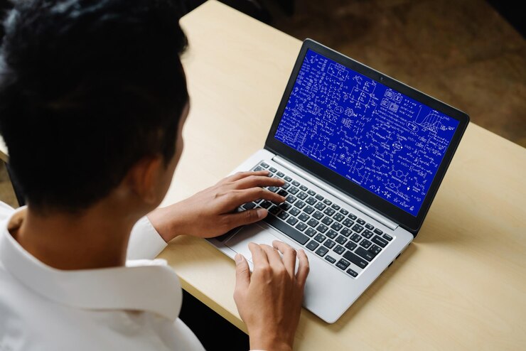 Foto ecuaciones matemáticas y fórmula de moda en la pantalla de la computadora