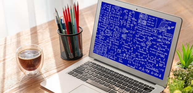 Ecuaciones matemáticas y fórmula de moda en la pantalla de la computadora