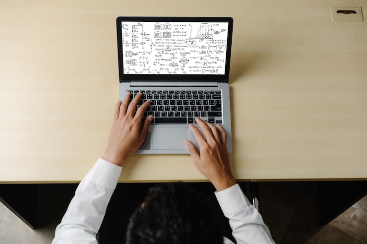 Foto ecuaciones matemáticas y fórmulas modernas en la pantalla de la computadora que muestran el concepto de ciencia y educación