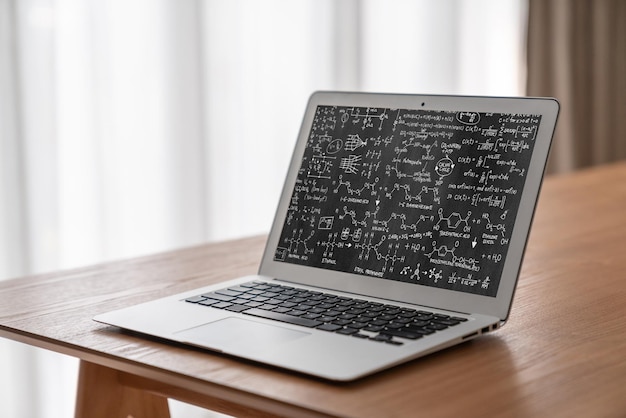 Ecuaciones matemáticas y fórmulas modernas en la pantalla de la computadora que muestran el concepto de ciencia y educación
