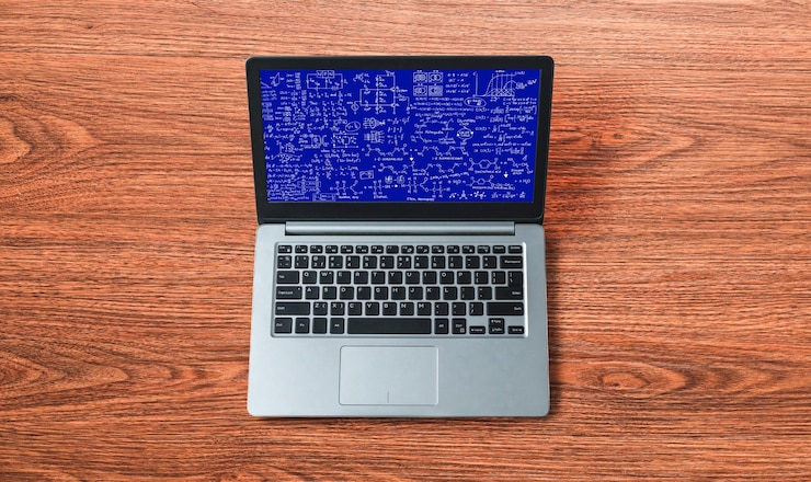 Foto ecuaciones matemáticas y fórmulas modernas en la pantalla de la computadora