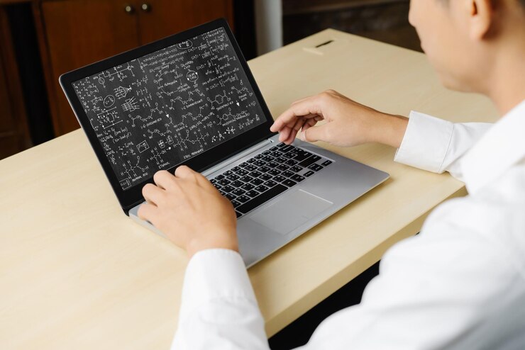 Foto ecuaciones matemáticas y fórmulas modernas en la pantalla de la computadora