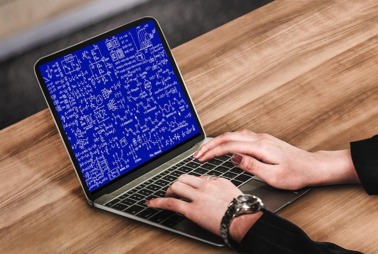 Foto ecuaciones matemáticas y fórmulas modernas en la pantalla de la computadora
