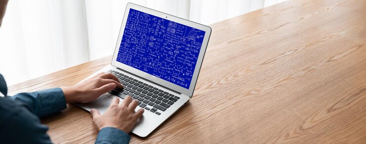 Foto ecuaciones matemáticas y fórmulas modernas en la pantalla de la computadora