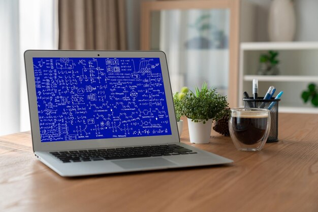 Ecuaciones matemáticas y fórmulas modernas en la pantalla de la computadora