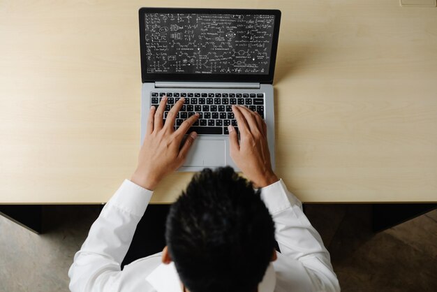 Ecuaciones matemáticas y fórmulas modernas en la pantalla de la computadora