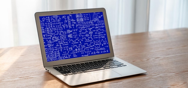 Ecuaciones matemáticas y fórmulas modernas en la pantalla de la computadora