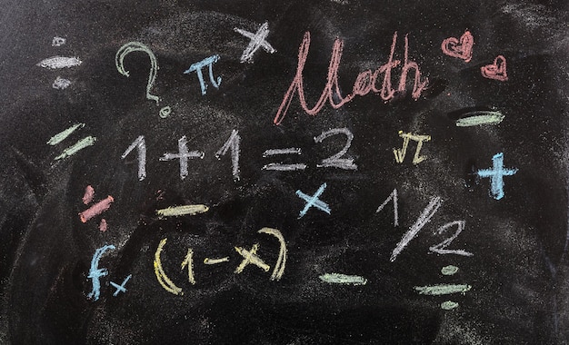 Foto ecuaciones matemáticas y símbolos aislados en el fondo de la pizarra