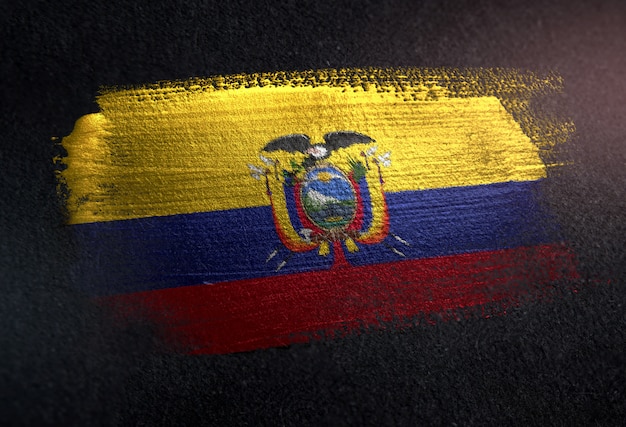 Ecuador-Flagge gemacht von der metallischen Bürsten-Farbe auf dunkler Wand des Schmutzes