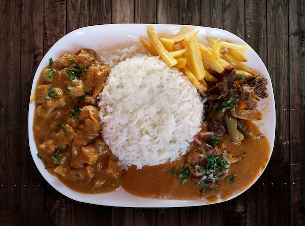 Ecuadorianische Flagge mit Reisfischauflauf, Fleisch und Pommes frites