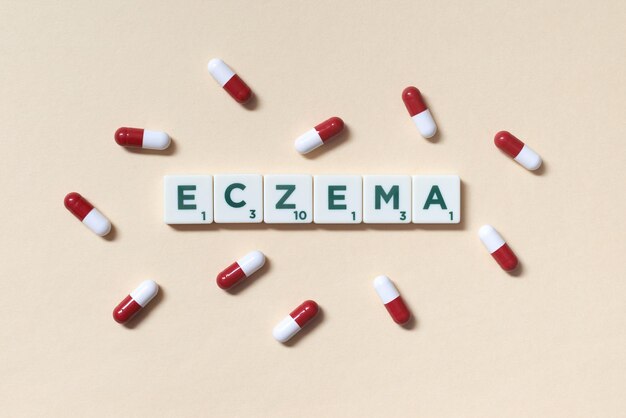 Eczema formado por blocos de scrabble e pílulas farmacêuticas