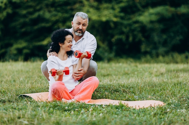 Edad media mujer y hombre haciendo ejercicio juntos. deporte