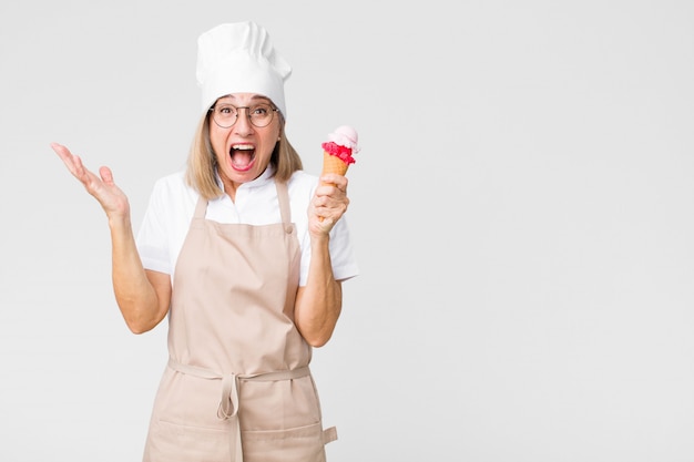 Edad media panadero mujer con un helado