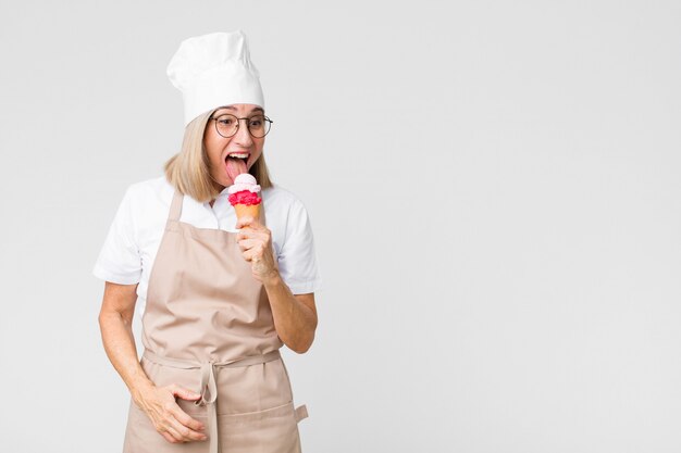 Edad media panadero mujer con un helado